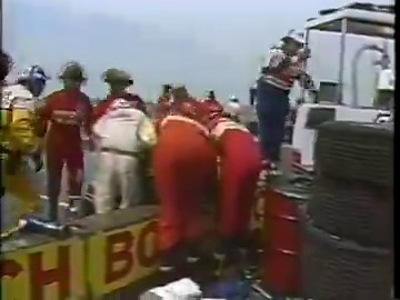 この頃のインディカーはエタノール燃料使用してたから、引火すると太陽光の下だと炎が見えなくてパニックにガソリンと違って水で消せるから放水して対処してた