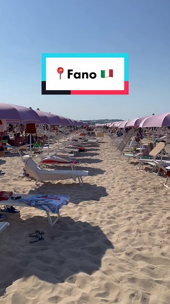 📍Fano, Italy 🇮🇹 Beach umbrellas lining Lido beach in Fano, Le Marche ⛱ #destinazionemarche #fano #italy #italytravel #familytravel #marche