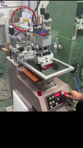 The printer turned on the automatic screen printing mode, but his hands and feet couldn't react.