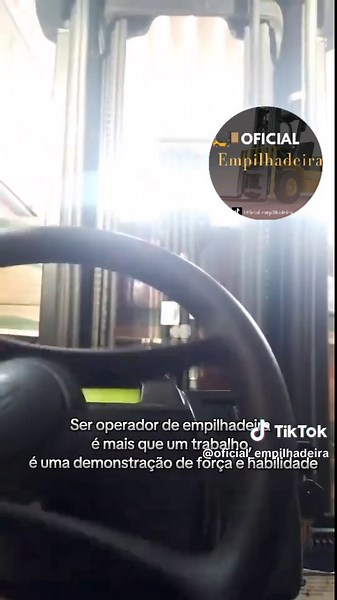 Operador de Empilhadeira: Habilidade e Força em Ação