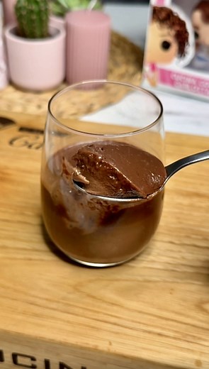 BUDINO solo 3 ingredienti 👇 Non sono certo una chef stellata ma cucino lo stesso 😂 Per il tuo budino prendi 500 ml latte (quello che preferisci) e via in microonde per 2 min max intensità poi unisci 2 fogli gelatina e mescola. Infine unisci 200 g crema al cioccolato (quella che preferisci in base alle tue esigenze) e mescola ancora. Via nei bicchieri e poi in frigo per almeno 4 ore. E mo? Mo magna! Ti è piaciuta la ricetta? 🍫👇💬 | Ricetta.it