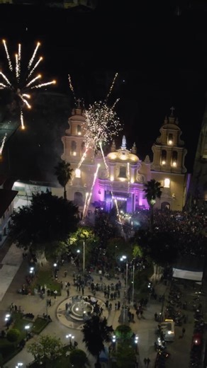 Tres días que quedarán grabados en el corazón de Huánuco. El pueblo recibió con amor, fe y lágrimas de emoción a la imagen original del Señor de Burgos, nuestro Rey y Patrón. Calles adornadas, cantos, oraciones y corazones agradecidos acompañaron su paso. ¡Gracias, Señor de Burgos, por caminar nuevamente con tu pueblo! 🙌 #SeñorDeBurgos #ReyYPatrónDeHuánuco #FeQueCamina #HuánucoTeAma #ProcesiónDeFe #NuestraEsperanzaVive | Diócesis de Huánuco