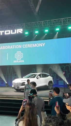 The all-new Jetour Dashing has officially been launched in Malaysia! The Dashing is launching with 2 variants, either the Comfort or Prime trims. Prices start from: Comfort - RM109,800 Prime - RM116,800 Special packages include: 1) Standard Package - 5 times free service - 7 years OR 150,000km vehicle warranty - 10 years OR 1,000,000km engine warranty 2) Early bird package (first 500 customers) - RM2,000 cash rebate Will you be getting yourself an all-new Dashing? #yskhongdriving #jetourmalaysia