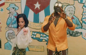 Vidéo : AKON ROMPT SON VOYAGE DANS LE REGGAETON AVEC BECKY G ET LE NOUVEL CLIP NEGREETO
