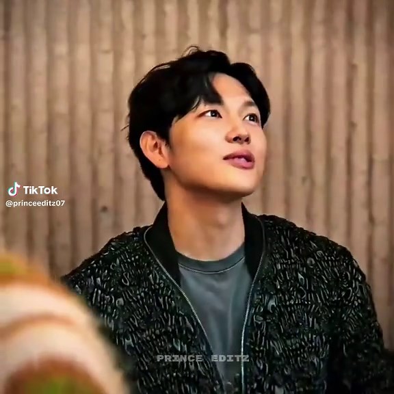 Слабый герой: Класс 1 и 2 в K-drama