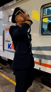 Suara merdu semboyan 40 kondektur, tanda kereta api siap berangkat. #keretaapiindonesia #indonesianrailways | Tofik Fernando