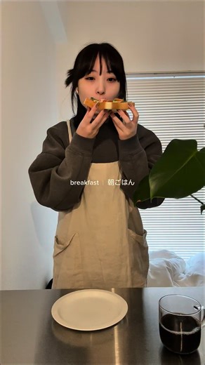 honoka on Instagram: "breakfast │ 朝ごはん 今日は「ピザトースト」🍕 ⁡ ちょっと手間かかるし、 平日の朝に？って思うけど(私も思ったけど笑) 食べたらどうでも良くなるくらい美味しくて なんとも言えない満足感がたまらん🙂🤍 2026年はいい意味で 「自分らしさ」をもっと出したい😌 私のいちばんの生きがいである 「食」をテーマにした発信も増やしたいなと。 ⁡ 改めて皆さん今年も何卒よろしゅう🤝🏻 ⁡ #朝ごはん #ピザトースト #breackfast #pizzatoast"