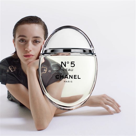 We all need a drop of desire, of mystery, of joy. New. Limited-edition N°5 L’EAU. A vibrant and fresh abstract floral fragrance. A scent that radiates citrus and aldehydes. A whirlwind of flowers, carried away by vetiver, cedar, and soft musk notes. The unstoppable momentum of N°5 infused into a fresh, exclusive release. Film directed by Nicolas Kantor Pan Haowen, Kim Schell, Alix Bouthors Discover on chanel.com/-N5-L-EAU_ | CHANEL