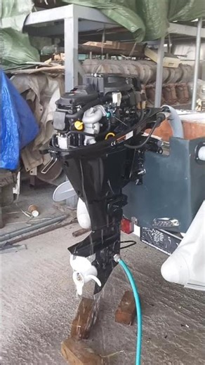 ...έτοιμος και ο κινητήρας του σκαφους ...τσακ -μπαμ.