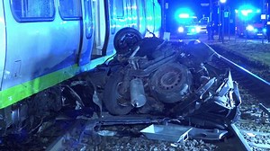 Schwerer Unfall in Hannover: Auto kollidiert mit Straßenbahn