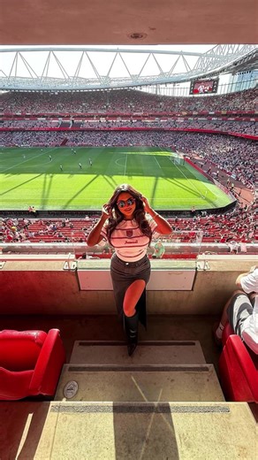POV: You’re on a date with someone but David Raya is standing infront of you. Step aside! 😂 In honour of North London being red. ❤️ #arsenal #arsenalfc #emirates #davidraya #footbal @arsenal