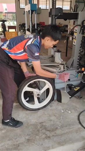 Tyre changes machine.. 1st time guna machine guyss.. Anak2 selamat maju jaya ##tvet