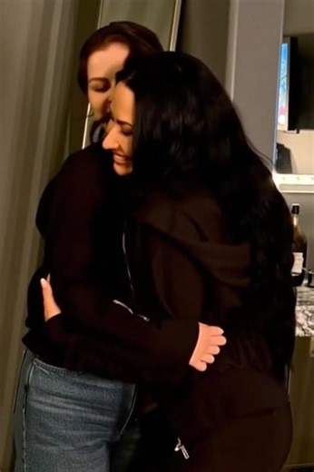 Selena Gomez supports Demi Lovato live—fans call it a full-circle moment 🎤✨