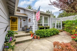 Florence Vacation Rental | Coastal Garden Getaway | Home Rental