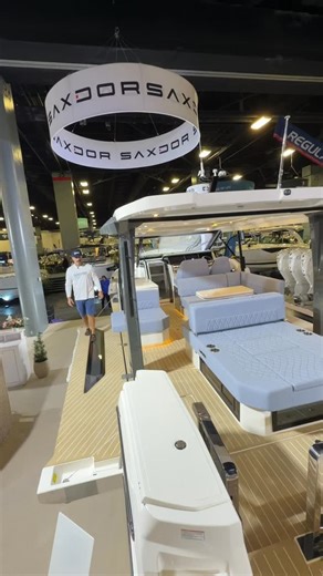 This @saxdoryachts 400 GTO is very impressive for its size range. The offerings seem to be endless, when it comes to day boating options. What’s your favorite feature? - Come see it at the @miamiboatshow this week. | Center Consoles Only