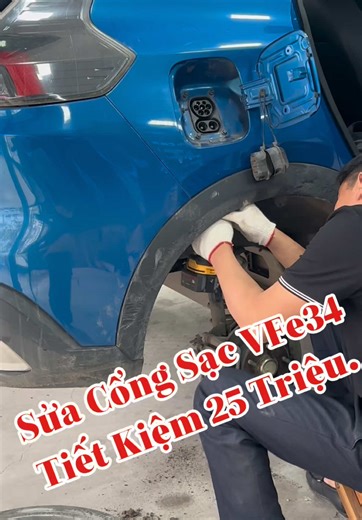 Sửa Cổng Sạc Xe VinFast VF e34 Tiết Kiệm 25 Triệu So Với Thay Dây Sạc Mới, Chi Phí Rẻ Bảo Hành 1 Năm #vinfast #vfe34 #suaxedien #suaxevinfast #vinfastvfe34 quá trình sử dụng VinFast VF e34, nhiều chủ xe gặp phải tình trạng cổng sạc bị lỏng, không nhận sạc, báo lỗi hoặc sạc chập chờn. Thay vì phải thay mới toàn bộ dây sạc với chi phí có thể lên đến 25 triệu đồng, giải pháp sửa cổng sạc xe VinFast VF e34 đang trở thành lựa chọn tiết kiệm và hiệu quả hơn rất nhiều. Vì sao cổng sạc VF e34 dễ gặp lỗi
