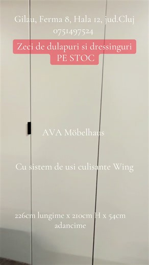 Dulap, model nou, creat pentru ordine și confort zilnic. Are 5 uși bine gândite. Două dintre ele sunt cu sistem Wing by Hettich. Asta înseamnă că ușile se pliază și culisează, prin sistem push and pull, astfel încât deschiderea este largă (panoramică) și silențioasă iar tu ai acces ușor la, fără să te încurce în cameră. O ușă este cu sistem push to open, apeși ușor și se deschide, fără mânere, pentru un aspect curat.✅ Interiorul este adaptabil. ✅. Poți adăuga polițe extra, contra cost, in limita