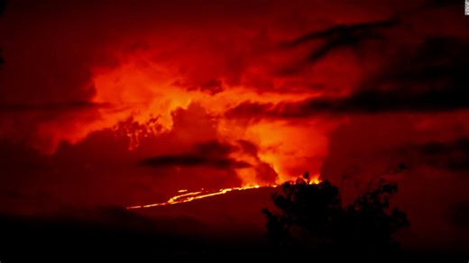 Timelapse muestra cómo el fuego invade el cielo de Hawai tras la erupción del volcán Mauna Loa - CNN Video