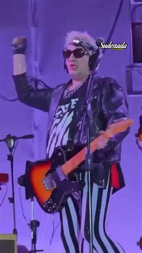 Revista y Editorial Sudestada on Instagram: "VOLVIÓ EL PITY En el Kempes y ante más de 40 mil personas, el Pity salió a comerse el escenario a puro corazón y rock’n’roll del bueno. Con oficio y tripa, sepultó alguna duda y el escenario fue el mejor altar para exorcizar cualquier fantasma. El ex Viejas Locas e Intoxicados, ofreció un show de casi tres horas con su debut como solista ante más de 40.000 personas, de convocatoria, mayoritariamente joven, reflejó de la vigencia de su obra. “Me tengo