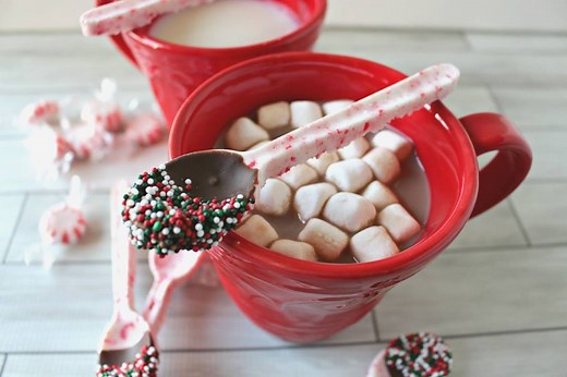 PEPPERMINT CANDY SPOONS! Make the holidays a little more magical with these sweet peppermint spoons https://princesspinkygirl.com/diy-peppermint-candy-spoons/ | Princess Pinky Girl