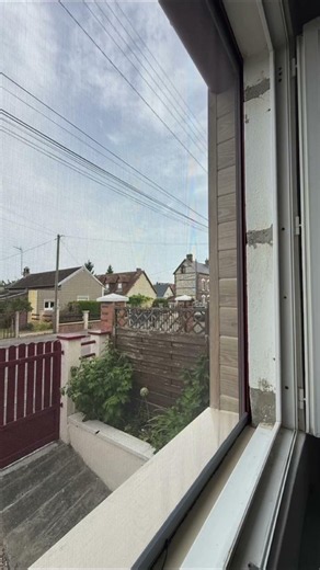 Volet roulant solaire avec moustiquaire intégrée