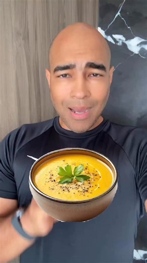 Phillips Garces on Instagram: "🥣 Crema de calabaza con pollo licuado 📝 Ingredientes (para 3-4 porciones): • 500 g de calabaza (puede ser calabaza anco, zapallo o butternut) • 1 pechuga de pollo (aprox. 250-300 g) • 1 cebolla pequeña • 1 diente de ajo (opcional) • 1 papa pequeña (opcional, da más cremosidad) • 500-700 ml de caldo de pollo o agua • 1 cda de aceite de oliva o manteca • Sal y pimienta al gusto • Nuez moscada o comino (opcional) • Un chorrito de crema de leche o leche (opcional, pa