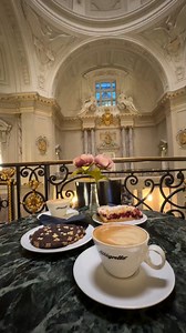 Unser Tipp für’s Nachmittagstief: Das Café bei uns im Bode-Museum! ☕️🍰 Genießt Kuchen, Kaffeeund die ikonische Architektur mit euren Liebsten oder gönnt euch einfach so was! 😍Wen würdet ihr gerne dorthin mitnehmen? // Our tip for the afternoon low: The café at Bode-Museum! ☕️🍰 Enjoy cake, coffee and the iconic architecture with your dear ones or just treat yourself! 😍Who would you like to take there? Innenansicht Bode-Museum © Staatliche Museen zu Berlin, Bode-Museum Sound: “Além Do Amor” by