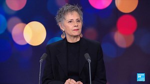 Anouk Grinberg expose ses œuvres à Paris : "Je suis aimantée par l'innocence"