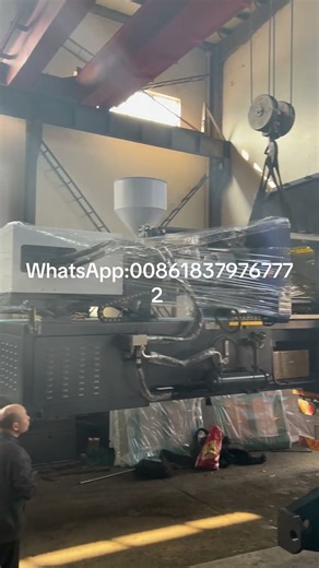 How do you load container for plastic injection molding machine and unload it in the factory?