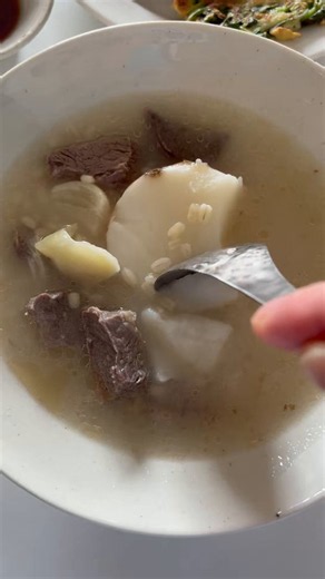 30分でつくるすこやか滋養スープ。カレー用牛肉に砂糖と塩を揉み込んだら、つぶしたにんにく、厚切り長芋、水と一緒に鍋に入れ煮込みます。途中でもち麦を加え、柔らかくなるまでじっくり。寒暖差で疲れた身体にとてもよく効く。ねり辛子で味変しながら…詳しいレシピは→https://t.co/i1W2LRFgXu