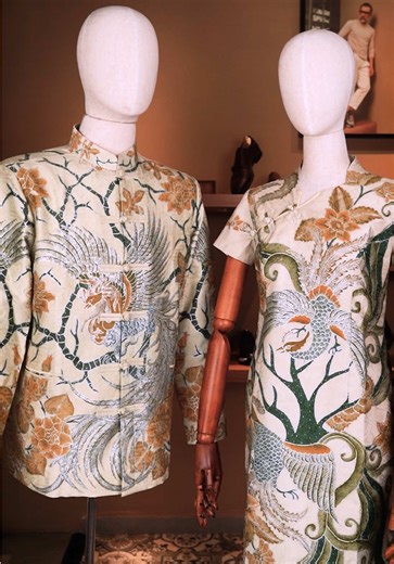 Beyond a single look—a celebration of craftsmanship. Watch the intricate evolution of hand-drawn Batik Tulis patterns across our latest couple’s creation. High-definition details meet premium tailoring in every dress and shirt.
