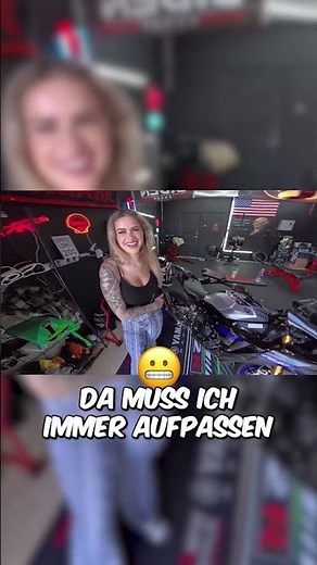 Chalina zeigt mir ihr neues Motorrad