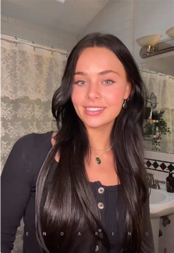 Blending 22” extensions on short hair can be tricky, but the right extensions make all the difference. Invisible clip-ins lay flat against the scalp and stay hidden💅 Hair color: off black(22inch, whole set) #endaringhair #invisibleclipins #clipinhairextensions #22inchextensions #greenscreenvideo