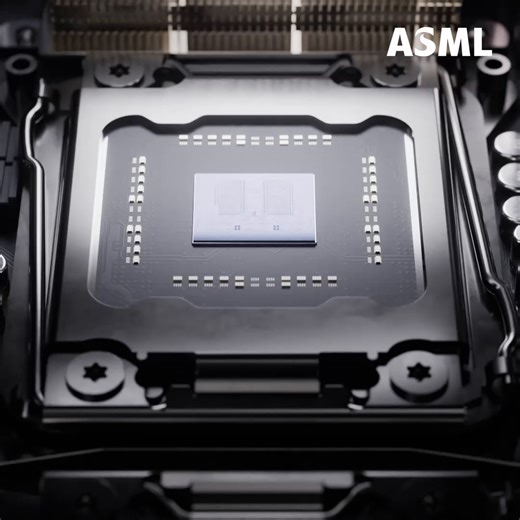 【ASML 週報 | 奈米級的摩天大樓，由我們精準把關👷🏢】 誰的童年也少不了「疊疊樂」🙋簡單的遊戲規則總是讓人一玩就是一整個下午！一點點微小的誤差就有可能造成東倒西歪🥞🏗️ 在晶片製造的世界，這樣的挑戰每天都在上演，甚至縮小至奈米等級🤯 隨著 AI 時代對運算力與能源效率的需求飆升，高階晶片動輒需要數百層電路，如同建造一座微型摩天大樓： 最底層由極精細的電晶體層組成，每一層必須以奈米級精度進行圖形化。 一層層向上疊加的同時，還得精準地與下方圖層對位，確保電路能如設計般正常運作，否則任何微小的對位誤差或結構偏移，都可能導致嚴重的晶片缺陷。 為了守住這場奈米疊疊樂， ASML 以全方位微影解決方案（holistic lithography）應對，將微影設備、運算式微影軟體、量測與檢測系統緊密整合為一個精準的生態系。 從設備到良率，ASML 致力於確保每一層電路都「疊」得又穩又準，甚至在 3D 晶圓接合時，把對位誤差降低到原本的十分之一！幫助客戶提升產能、控管成本，加速下一代晶片的誕生 🚀 話說回來，大家的疊疊樂遊戲最高紀錄是幾層呢？底下留言告訴艾小編！ #ASML | AS