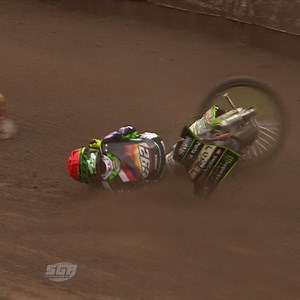 📅 #OnThisDay in 2019... Fredrik Lindgren 🇸🇪 showed incredible reactions to leap over Patryk Dudek 🇵🇱 in Malilla 👏 Oh, he then sent Swedish fans wild when he won 🤩 | FIM Speedway Grand Prix