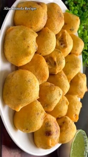 Aloo Bonda Recipe l चटपटा आलू बोंडा बनाने का आसान तरीका l Urad Dal Bonda /Tasty Green Chutney