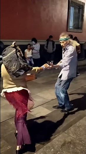 Baile Callejero en Centro CDMX. Buen ritmo ...!