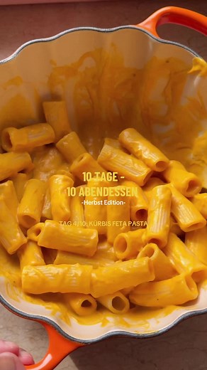 KÜRBIS FETA PASTA 🎃 10 Tage- 10 Abendessen Tag 4/10 🍂 Zutaten für 2 Personen: 1/2 Hokkaido Kürbis 1 Zwiebel 2 Zehen Knoblauch 1 Feta Den Kürbis klein schneiden und zusammen mit dem Feta, der Zwiebel und dem Knoblauch in eine Auflaufform geben. Mit Öl bestreichen und würzen. Danach 30-40 min bei 180 Grad im Ofen backen. Dann mit ca 250ml Brühe pürrieren und abschmecken. Auf den Lieblingsnudeln servieren. Ich hab noch Burrata, Olivenöl, Chilli und Pfeffer zur Deko drauf gegeben :) #10tage10abend