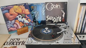 Questa sera per gli amici de Il Grande Rock Progressivo Italiano... Le Orme🥰 Gioco di Bimba Tratta dall'album "Uomo di Pezza" del 1972, terzo album di uno dei gruppi più amati del prog italiano❤️ Curiosità: Uomo di pezza, registrato tra marzo e aprile del 1972, si propone come obiettivo quello di superare le influenze britanniche, per approdare a un suono più personale. Nonostante l’innesto dei sintetizzatori, infatti, l’album paga pegno al suono internazionale, gli ELP su tutti, in maniera più