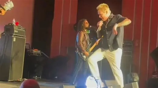 Shock moment 90s rock band returns to the stage 25 years after massive hit