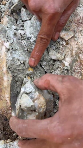 found very fine gold grains in the carved quartz.