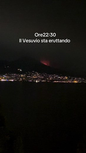Eruzione del Vesuvio: Spettacolo Naturale a Napoli