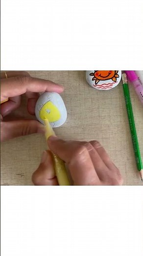 🐣🎨 Adorable Yellow Chick on Stone – Fun Rock Painting for Kids! 🐥✨