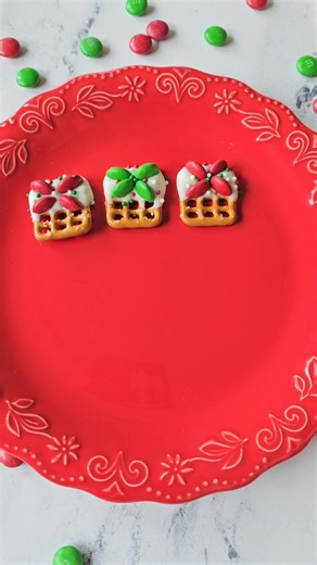 Make the cutest little Christmas treats! 🎁 | Crafty Morning