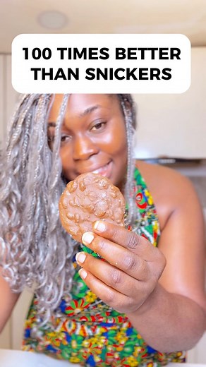 EGUSI CHOCOLATE SNICKERS! Yes I’m screaming cos whatttttttttttttttttt Weekend assignment has landed. Ingredients Melted chocolate Toasts Egusi seeds Sea salt | Omoye Cooks