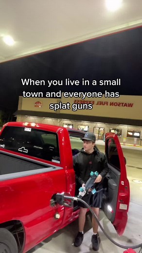 don't roll up or u get all the smoke😈 (NOT A REAL GUN) #splatterball #fyp #gas #gasstation #louisiana #greenscreenvideo