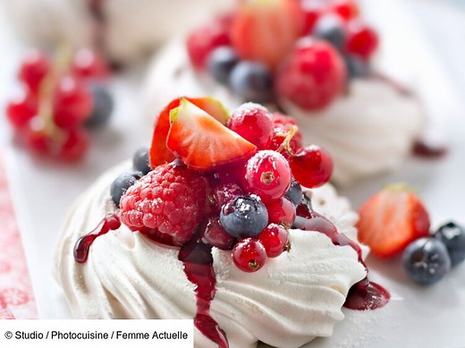 Mini-pavlovas aux fruits rouges facile et rapide : Découvrez toutes les recettes de Femme Actuelle