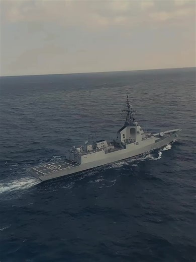 Fregat kelas F-100 Álvaro de Bazán Spanyol adalah fregat tempur multi-peran dengan Sistem Tempur Aegis, dilengkapi rudal anti-pesawat (SM-2, ESSM) dari VLS 48 sel Mk41, senjata utama Meriam 127mm Mk45, rudal anti-kapal (Harpoon/NSM), torpedo, helikopter, serta sensor canggih seperti radar AN/SPY-1D. Spesifikasinya meliputi panjang 146.7m, anjungan 18.6m, berat benaman 5,700 ton, kecepatan 28 knot, dan kru sekitar 200 orang, menjadikannya kapal perang utama untuk pertahanan udara dan operasi mari