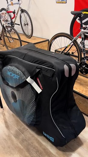 Bicicletas únicas e irrepetibles. Obra del artesano Dario Pegoretti, mítico creador y diseñador de bicis italiano. Enviada desde Doha (Qatar) para ser restaurada en nuestro taller. @abrilbike @criterium233 @bryan_la_tinta @officinadariopegoretti #pegoretti #abrilbike #classicbicycle #vintagebicycle #restauracionbicicletas #restauracionesabrilbike | abrilbike