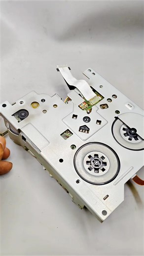 Giyan Circuit on Instagram: "The mechanism won't play music #restored #restoration #mechanism #radio #vintage #oldschool #test #diy #howto"